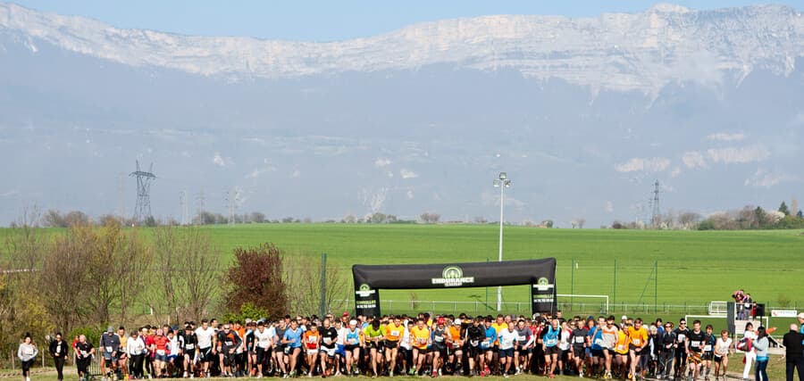 Départ du cross de Champagnier, la foule des coureurs devant les montagnes