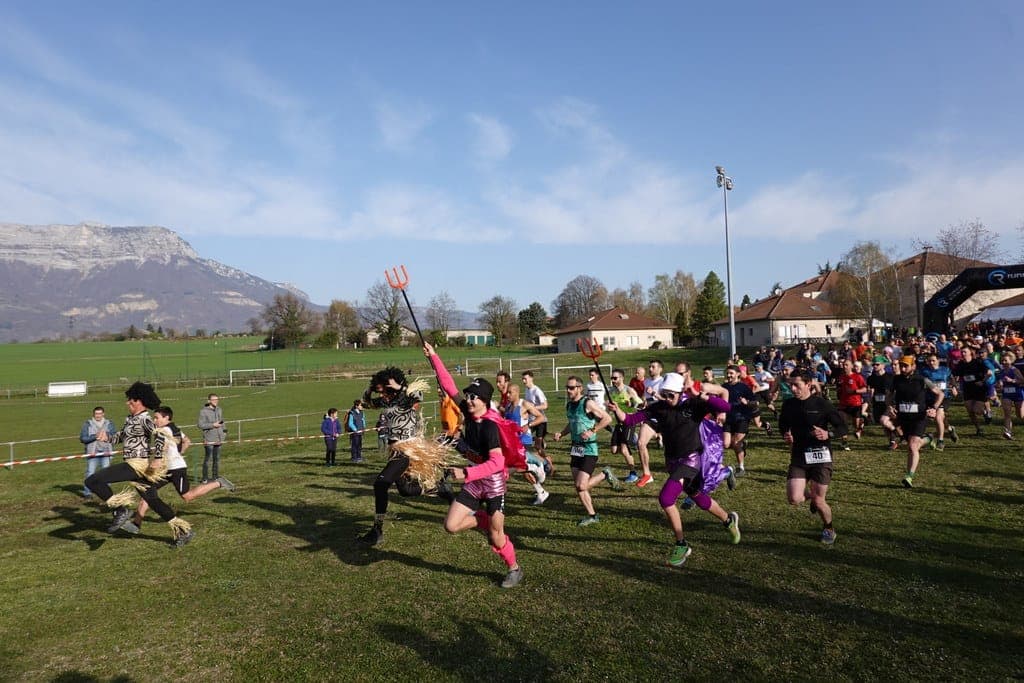 Départ groupé du cross de Champagnier, les coureurs lancés devant le massif du Vercors