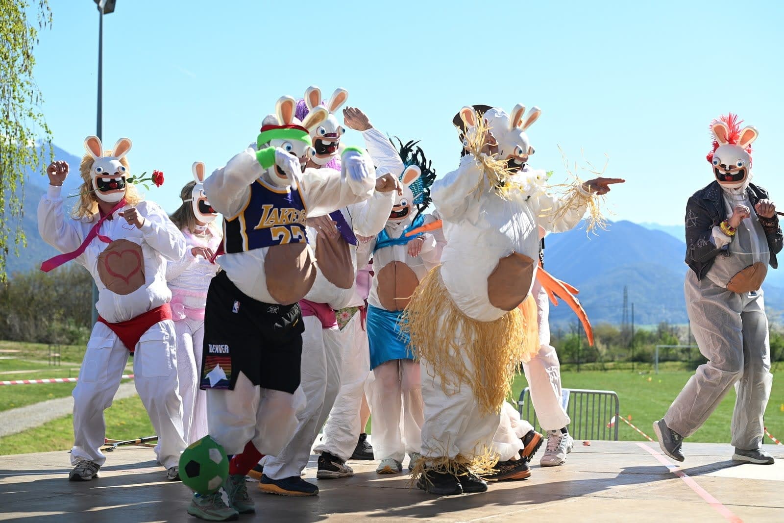 Coureurs déguisés en Lapins Crétins au cross de Champagnier, montagnes en fond