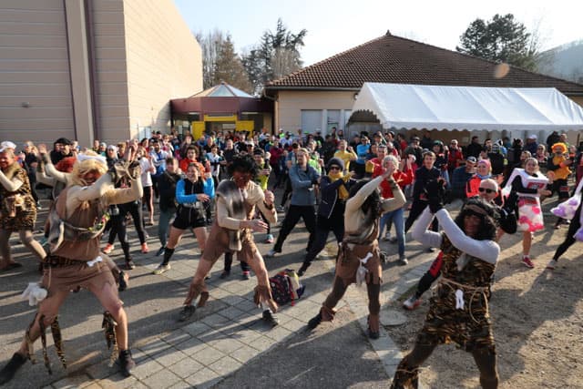 La foule des coureurs déguisés en pleine ambiance au cross de Champagnier
