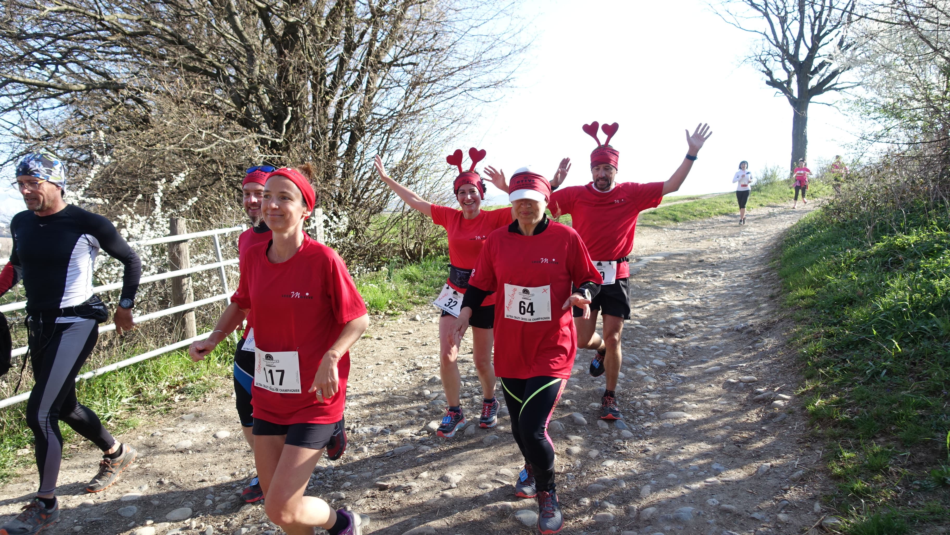 L'équipe LocoMotive sur le parcours du cross, en tenue rouge