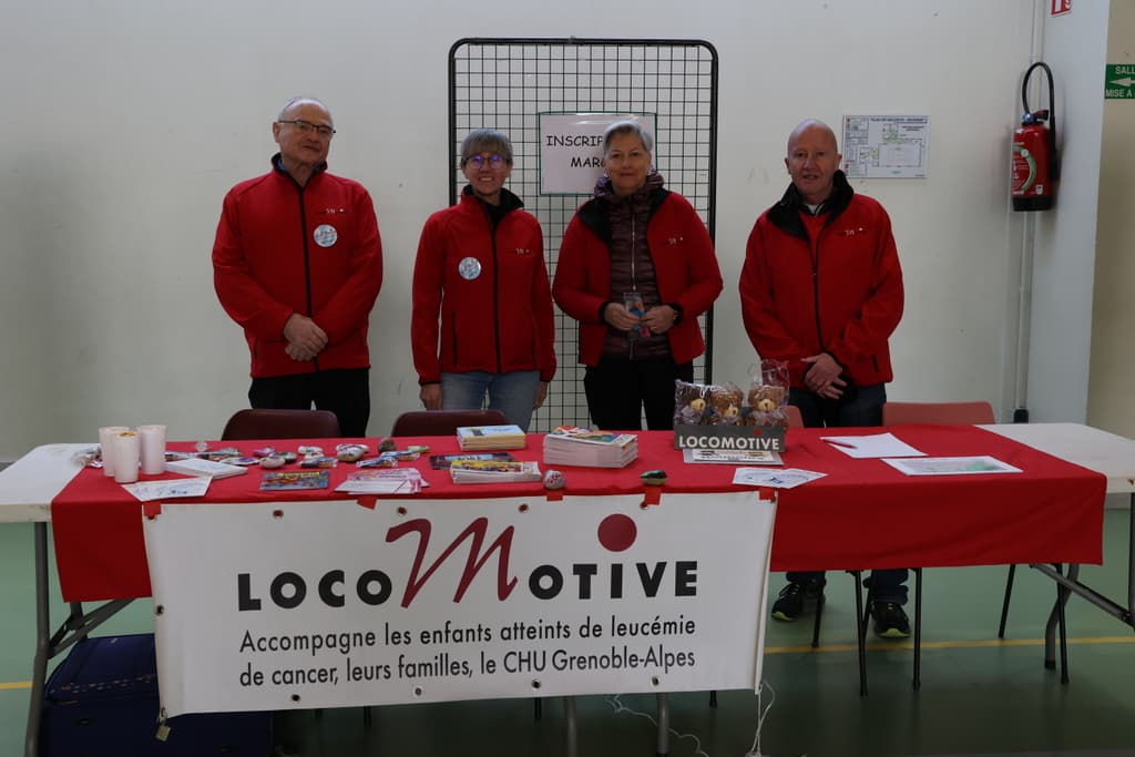 L'équipe LocoMotive à son stand, devant la banderole de l'association